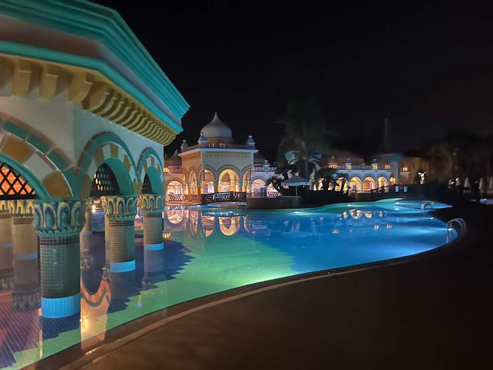 Pool Kamelya Aishen Club