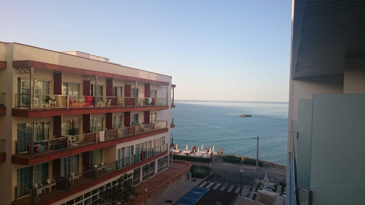 Z balkonu częściowy widok na morze i "sąsiadów" Son Moll Sentits Hotel & Spa