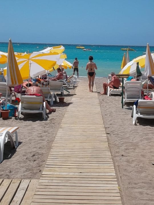 Der Gang zum groben Kiesstrand Hotel Gardenia Beach