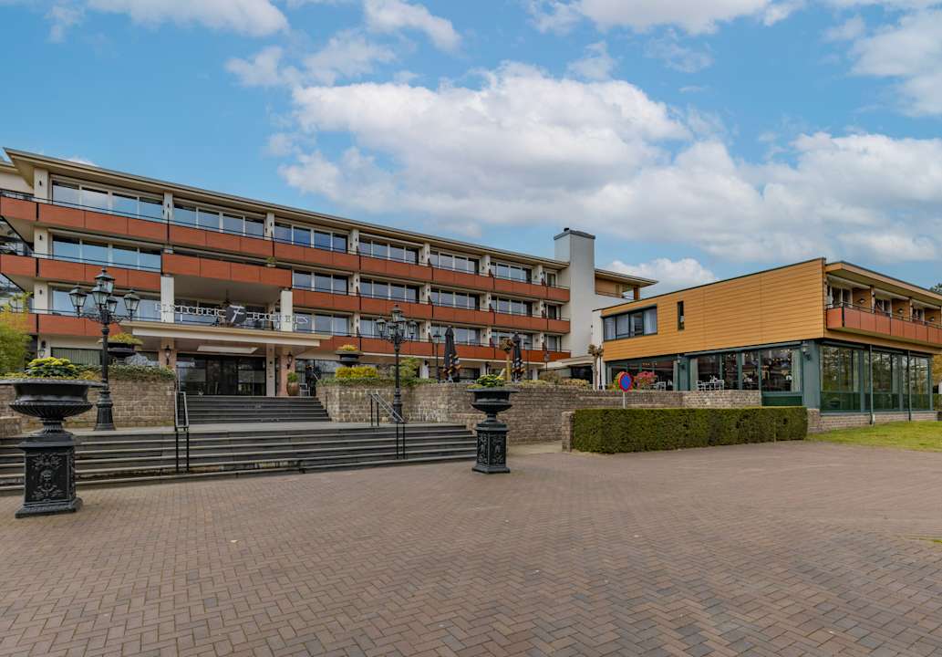 Außenansicht Fletcher Wellness-Hotel De Hunzebergen