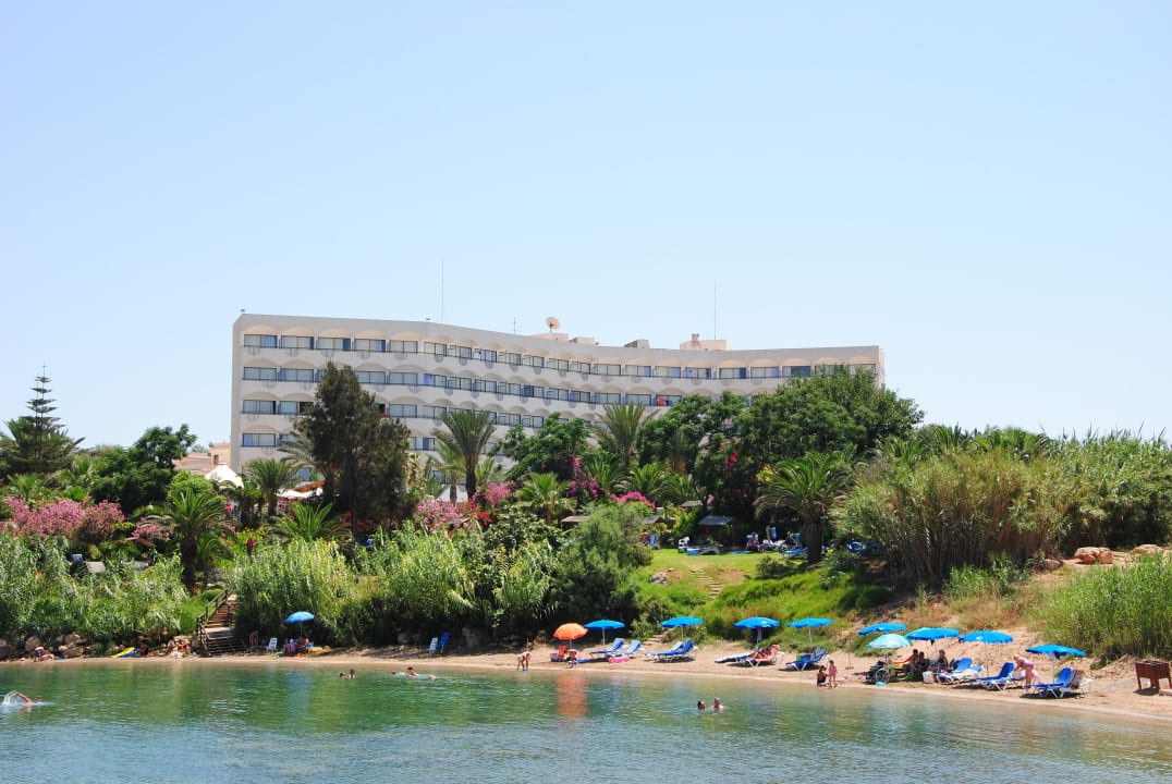Widok hotelu od strony morza Crystal Springs Beach Hotel