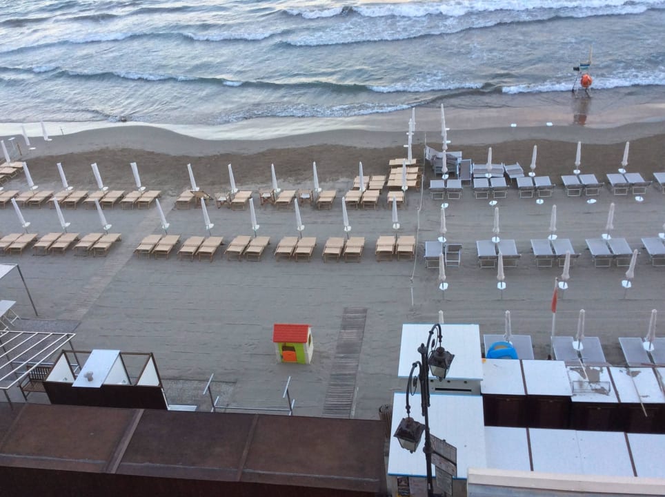Am MorgenBlick auf den Strand Hotel Flora Alassio