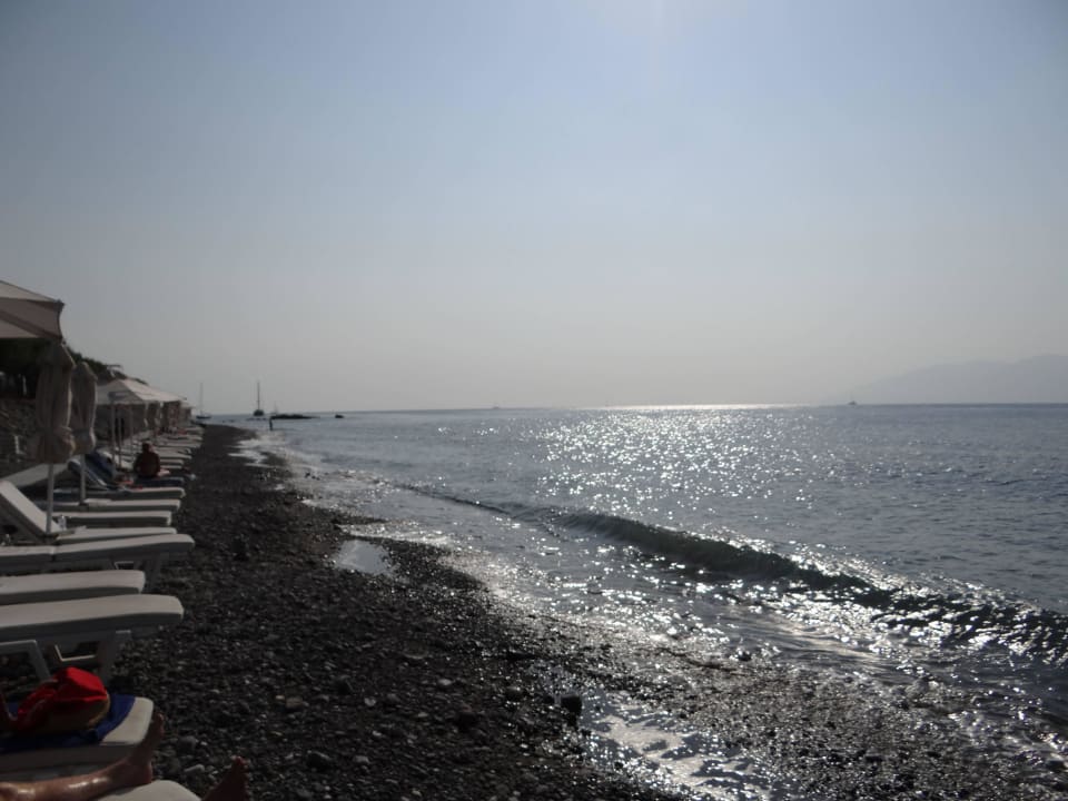 Im Wasser sind große Steine  Dimitra Beach Hotel & Suites