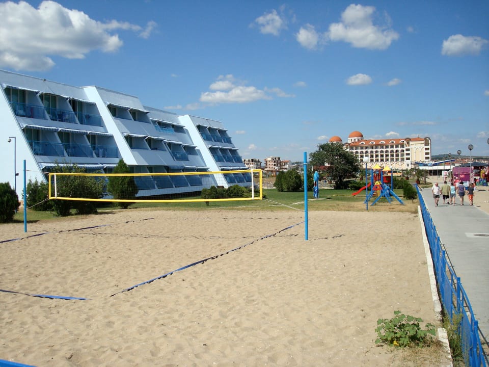 Volleyballfeld wird gut genutzt AluaSun Helios Beach