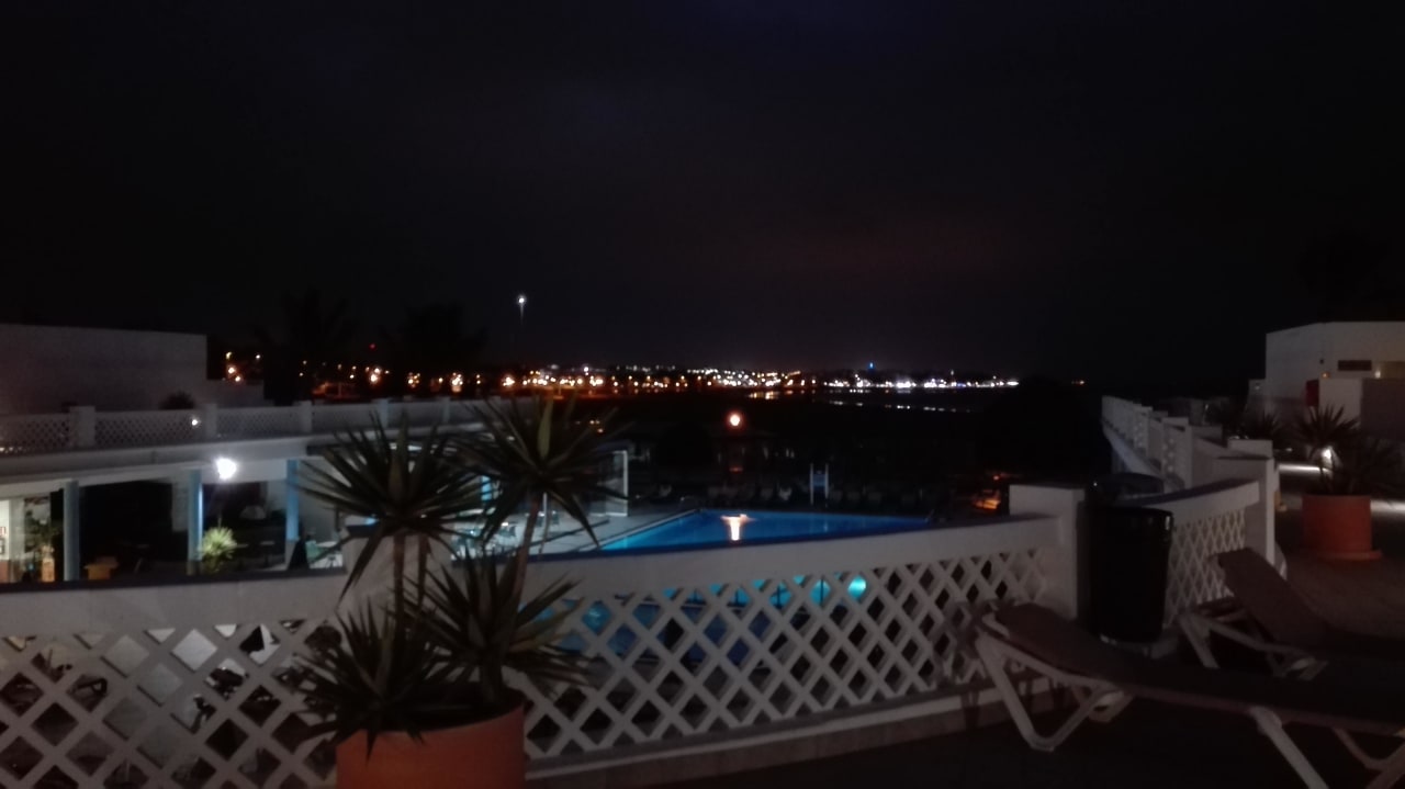 Abends Blick  über Strand zu anderen Hotels Hotel Las Costas