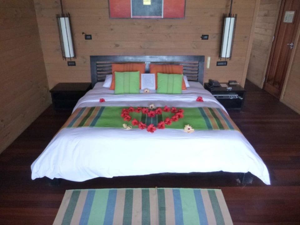 Schön geschmücktes Bett bei der Anreise Meeru Maldives Resort Island