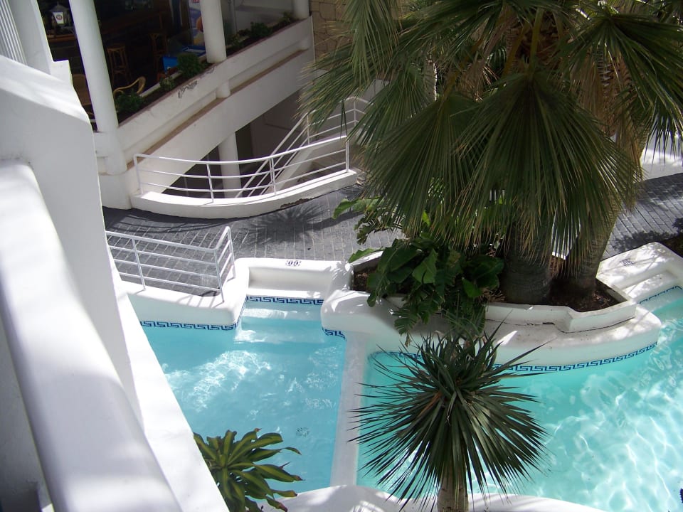 Widok z balkonu na część basenów hotelowych. Lagos de Fañabé Beach Resort