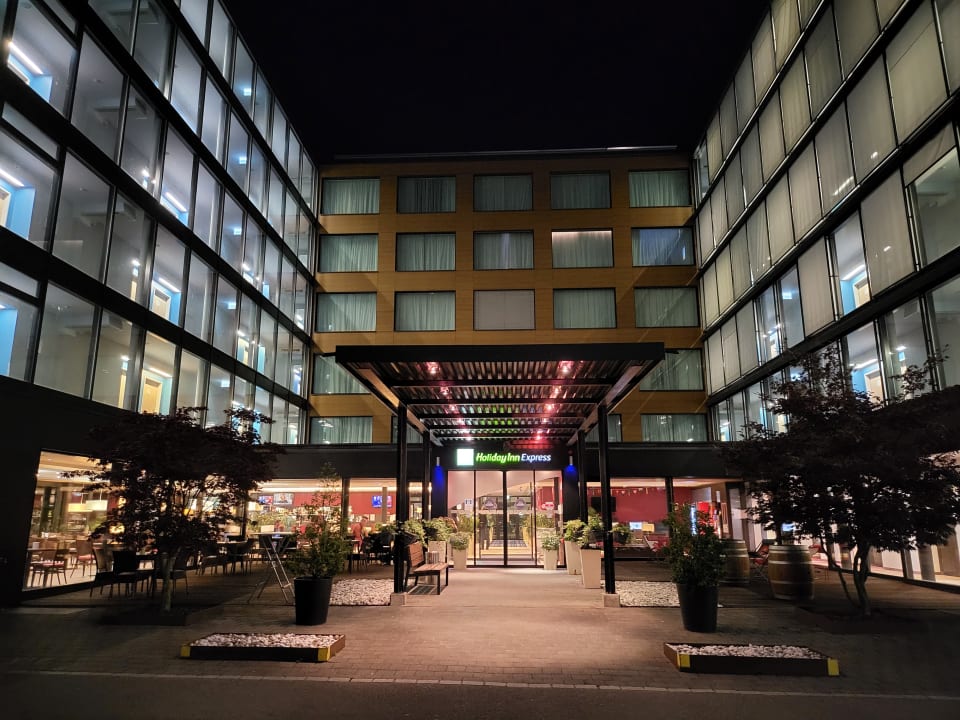 Außenansicht Holiday Inn Express Zürich - Airport