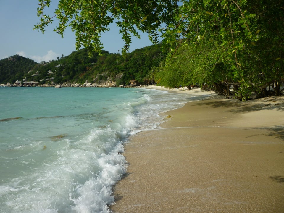 Strand mit etwas Wellen wegem Wind The Haad Tien Beach Resort