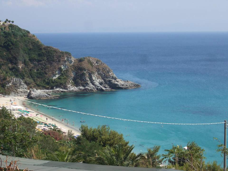 Blick auf den Strand (700m zur Residence) Eolo Hotel