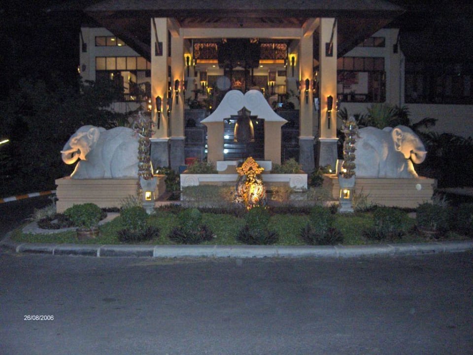 Hoteleingang The Fair House Beach Resort