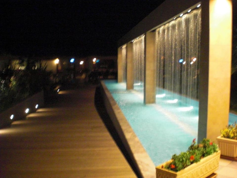 Bei Nacht wunderschön beleuchtet  alltoura Club Hotel Poseidon Palace