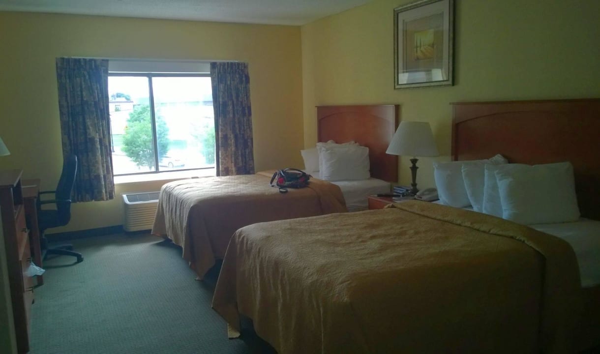 Erster Blick ins Zimmer Quality Hotel & Suites At the Falls