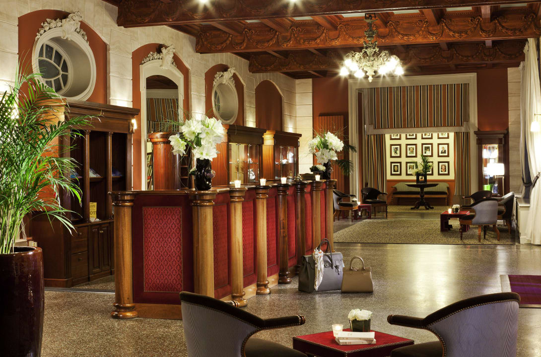 Hall du Grand Hôtel Barrière de Dinard Grand Hotel Barriere