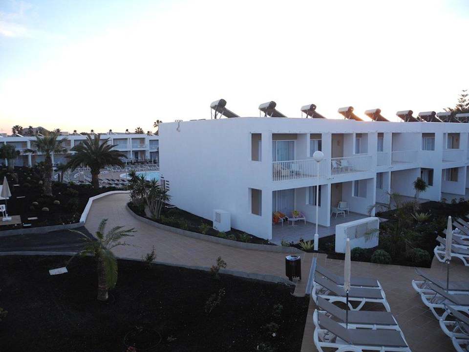 Blick zum unteren Pool an der Poolbar Coco Loco LABRANDA Bahía de Lobos