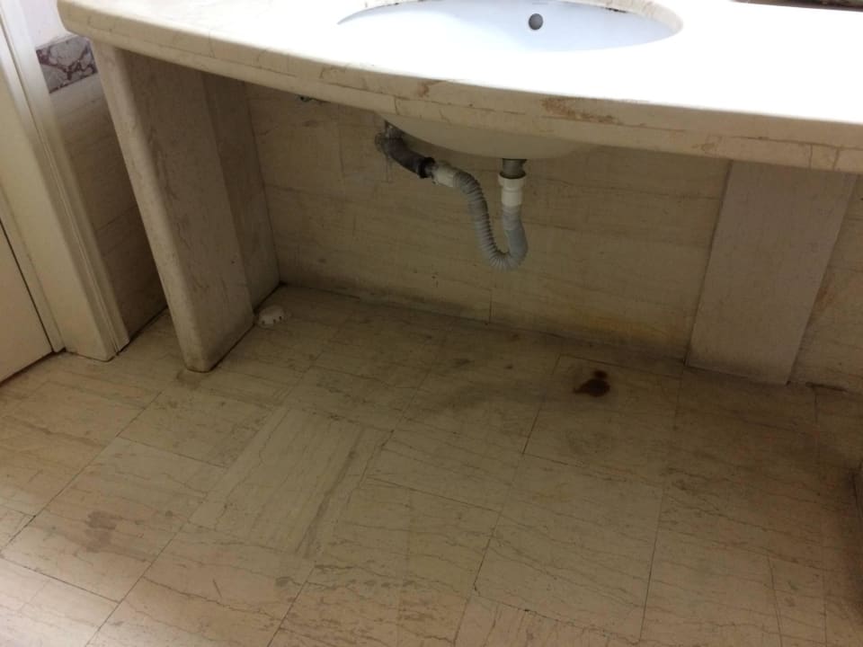 Öffentliche Toiletten im Keller  Marilena Hotel