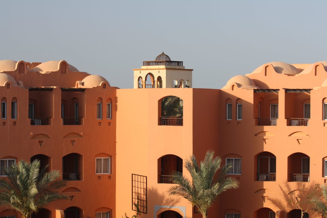 Die Zimmer sind in 3-stöckigen Gebäudeteilen Jaz Makadi Oasis Resort