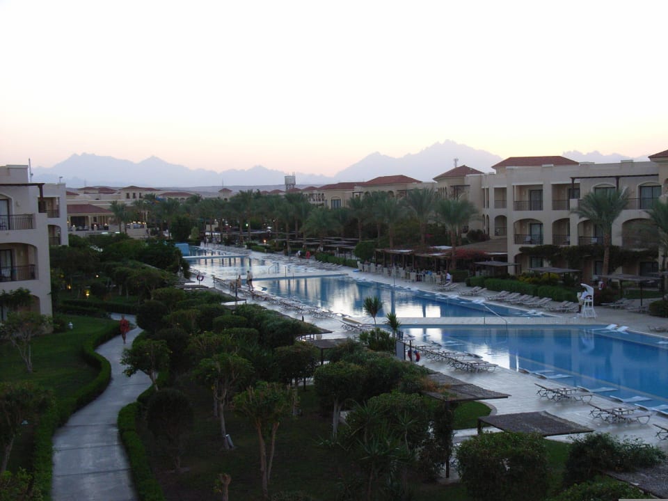 Gebirge im Hintergrund bei der Abenddämmerung JAZ Aquamarine Resort