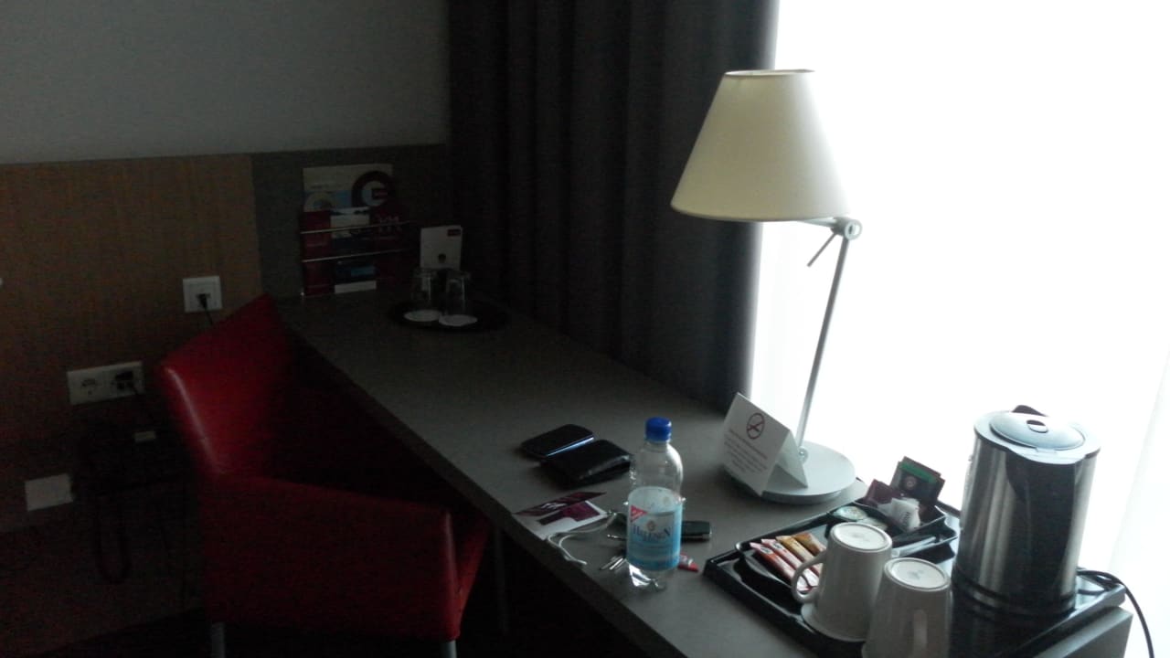 Kleiner Schreibtisch mit Laptopanschluss Mercure Hotel Hamburg Mitte
