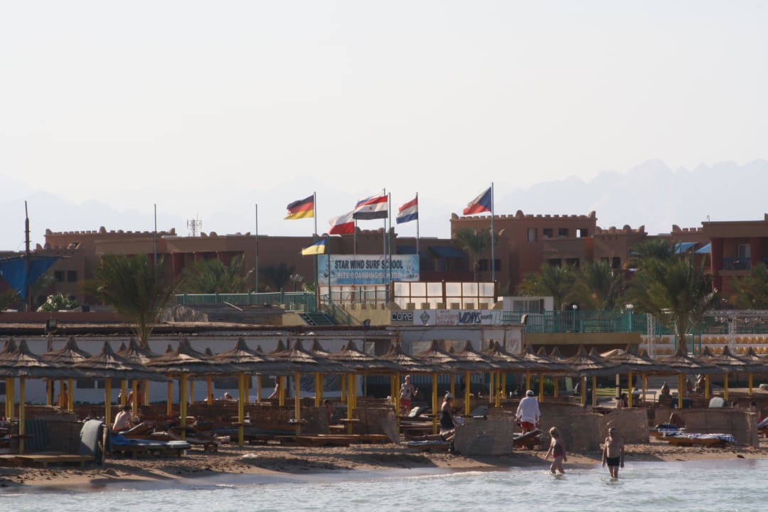 Blick vom Steg auf den Strand Hotel Titanic Palace