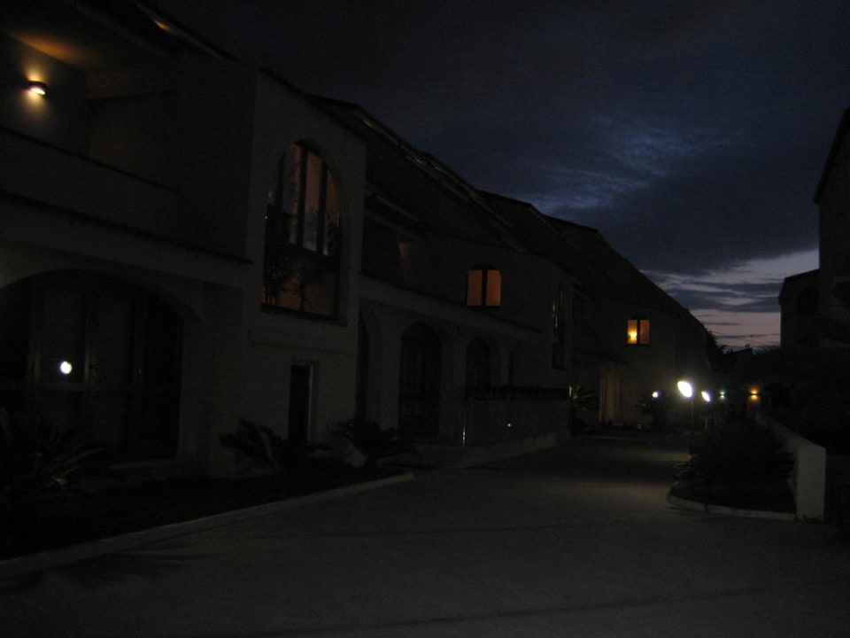 Am Abend ist das Tropis nur spärlich beleuchtet Tropis Hotel