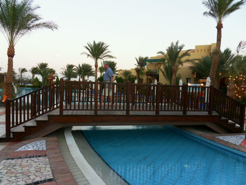 Die neue Brücke über dem Pool Jaz Makadina