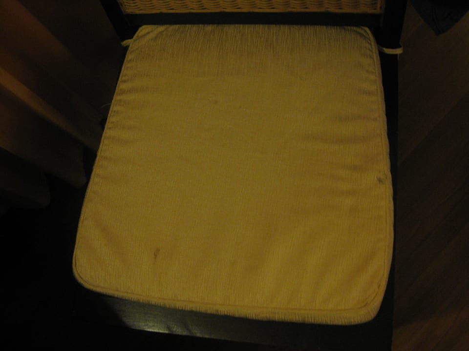 Fleckiger Stuhl im Zimmer - eklig! Bandara Resort & Spa Samui