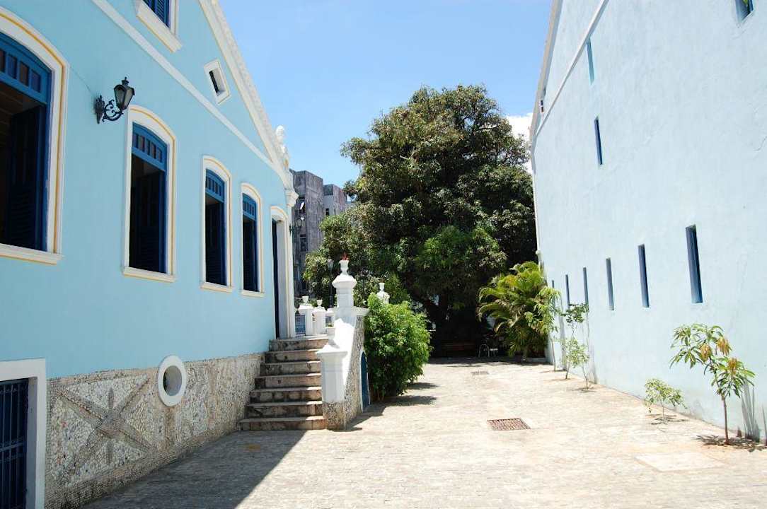 Innenhof mit Mangobaum Barroco Pousada