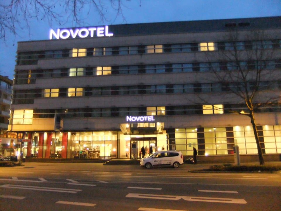 Hotel am Abend von der Peterstraße gesehen Hotel Novotel Aachen-City