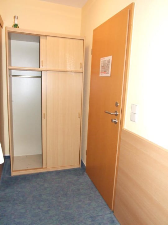 Kleiderschrank Hotel Bruy