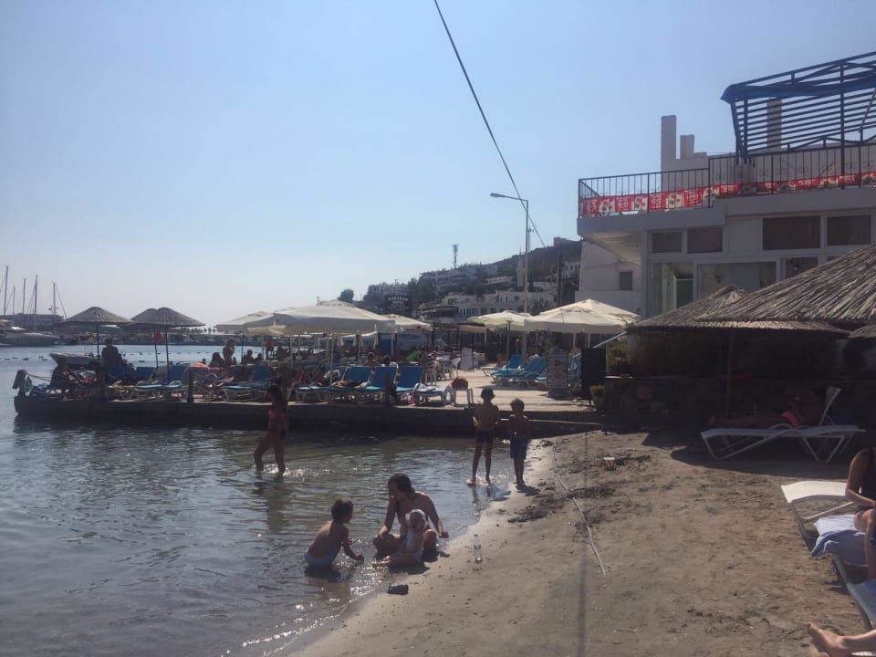 Rechts vom Strand Bellazure Hotel