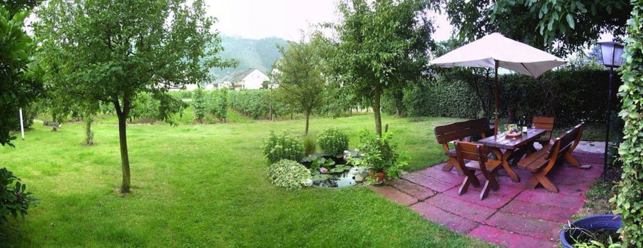 Blick in den Garten mit Grillecke Ferienweingut Fanselow