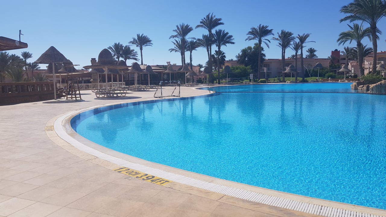 Pool Parrotel Beach Resort