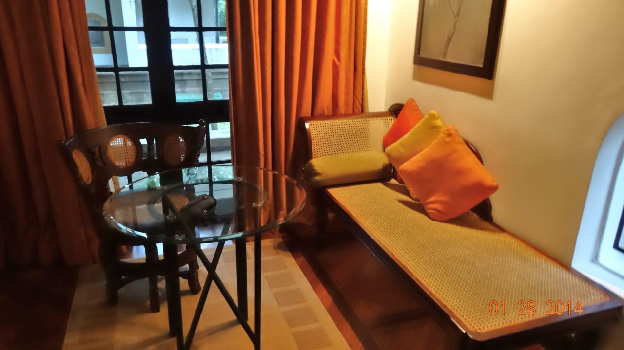 Sitzecke im Deluxe-Bungalow Cinnamon Lodge Habarana