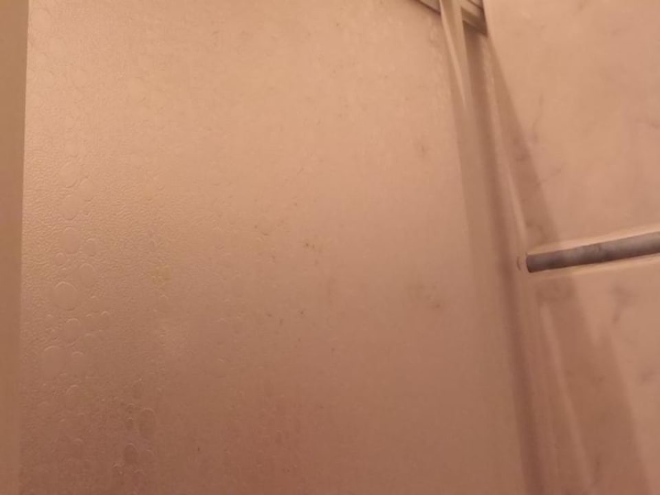 Schimmel Duschwand Hotel Kiss Family