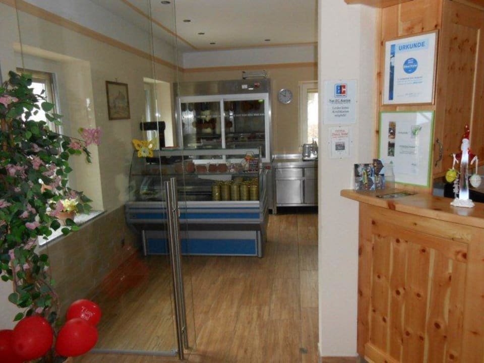 Kleiner Verkaufsraum für frische Wurstwaren Landgasthof Zum Jossgrund