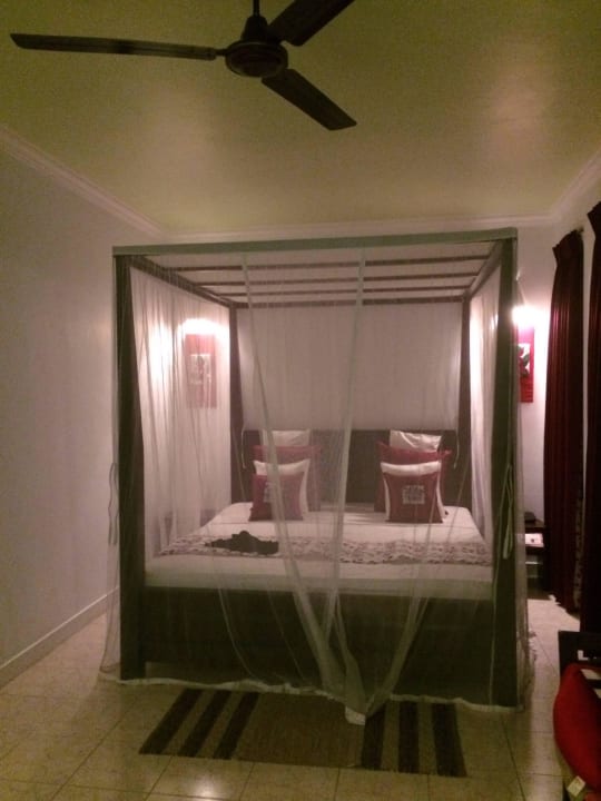 Großes, geräumiges Zimmer mit schönem Himmelbett Aida Ayurveda Resort & Spa