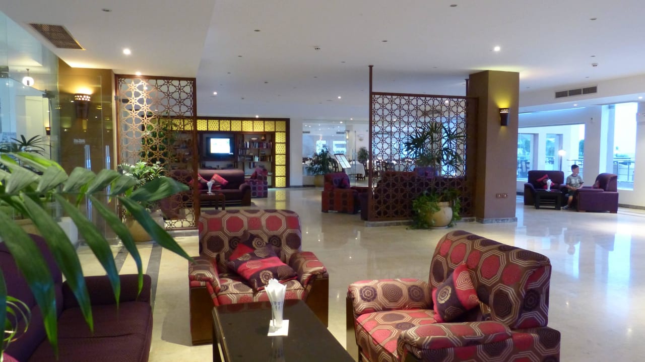 Lobby mit Eingang Restaurant Three Corners Equinox Beach Resort