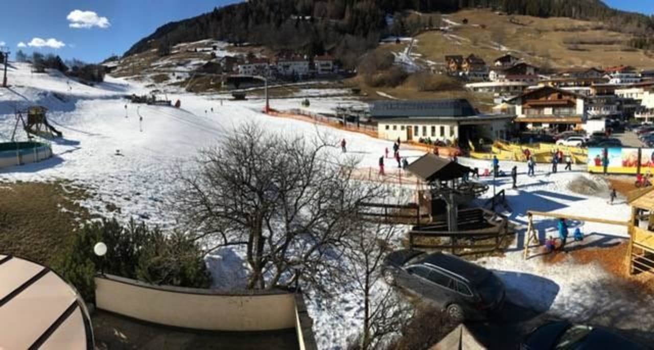 Widok z pokoju na dolną stację Hotel Panorama