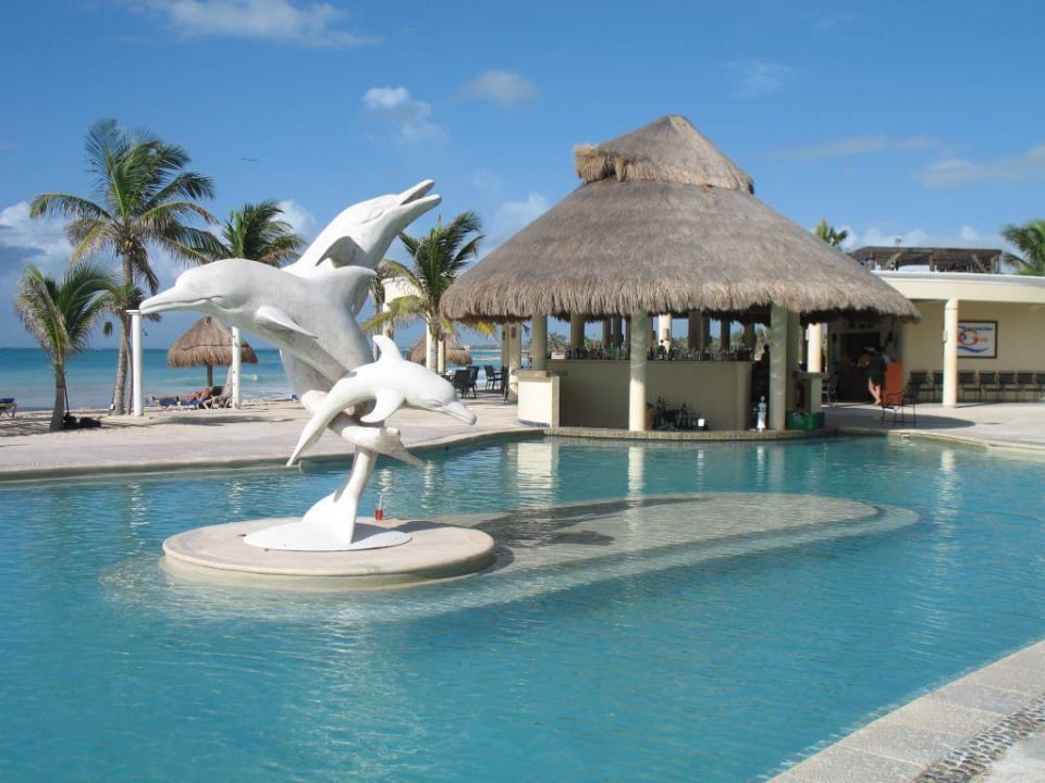 Animationspool mit Poolbar Dreams Tulum Resort & Spa