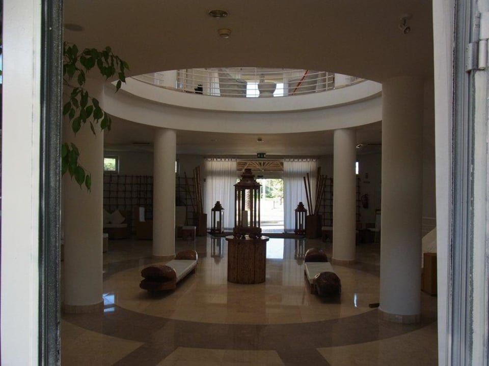 Ein Blick von außen auf Lobby und Eingang NH Marina Portimão Resort