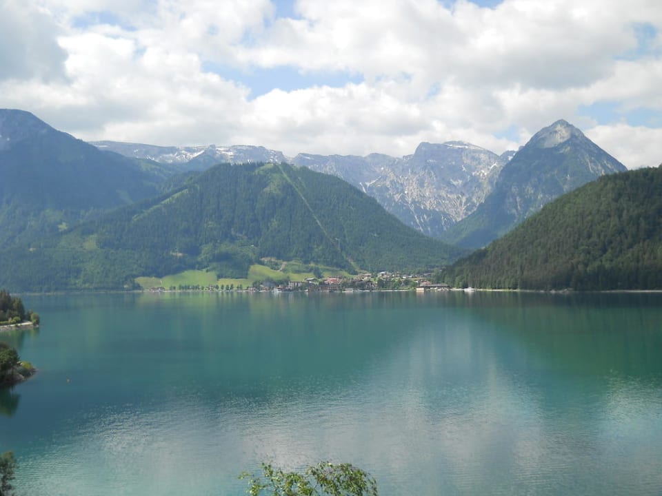 Blick vom Parkplatz auf Pertisau mit Hotel aja Fürstenhaus am Achensee