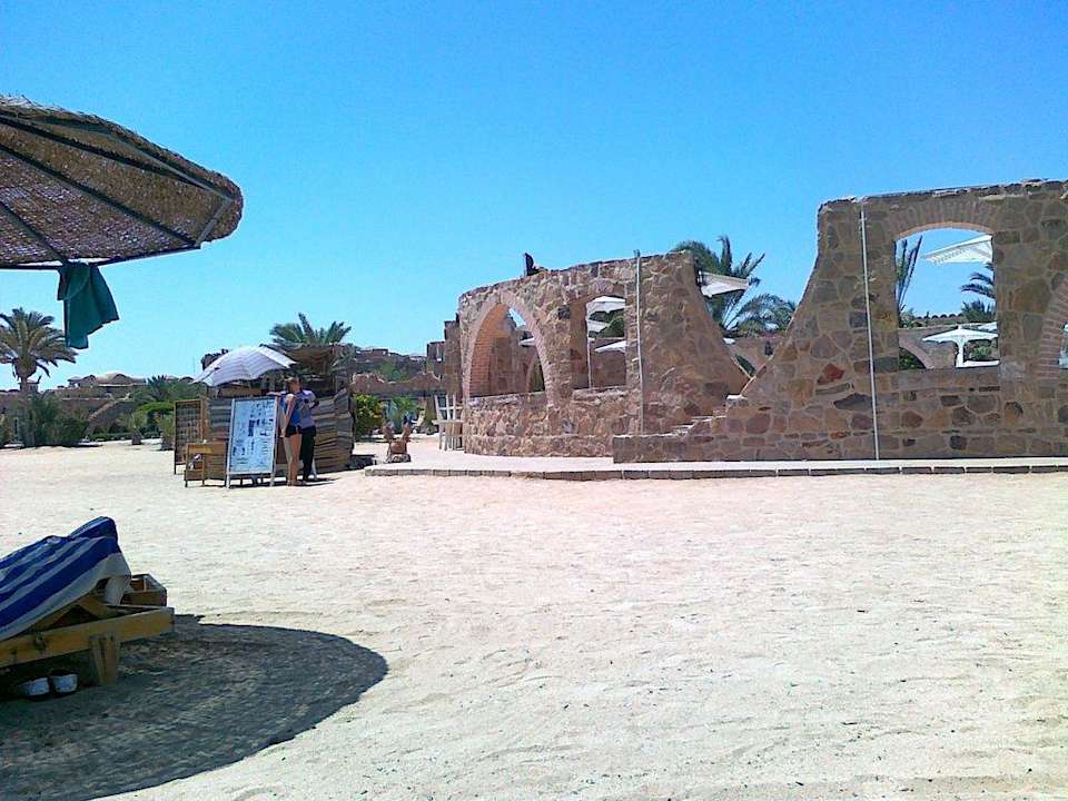 Blick vom Strand zur ersten Poolanlage Utopia Beach Club