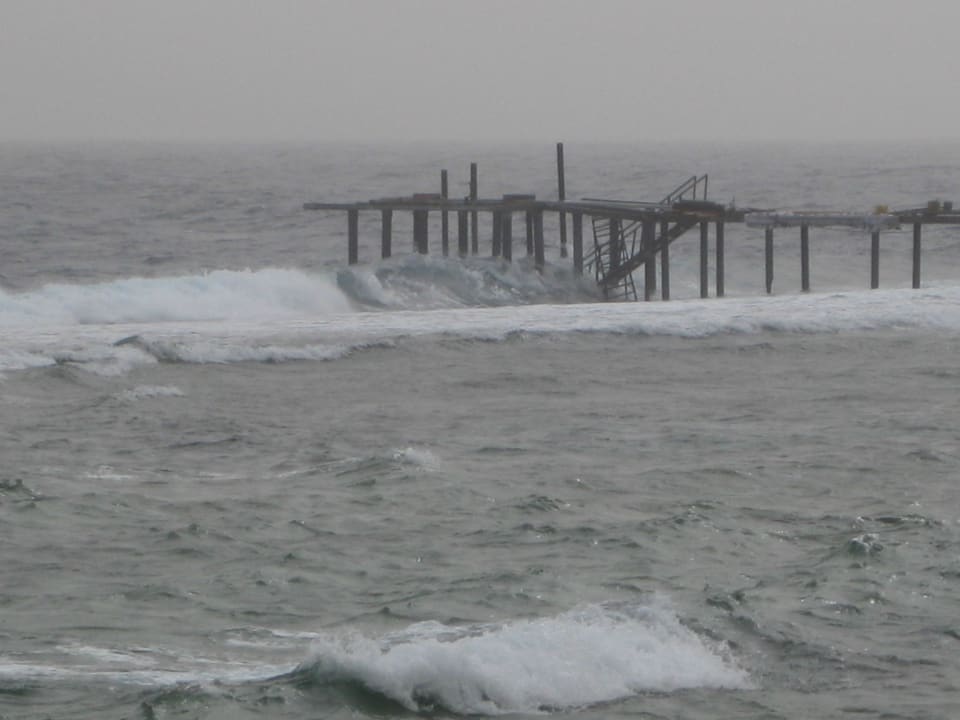 Wellengang am Steg Three Corners Happy Life Beach Resort