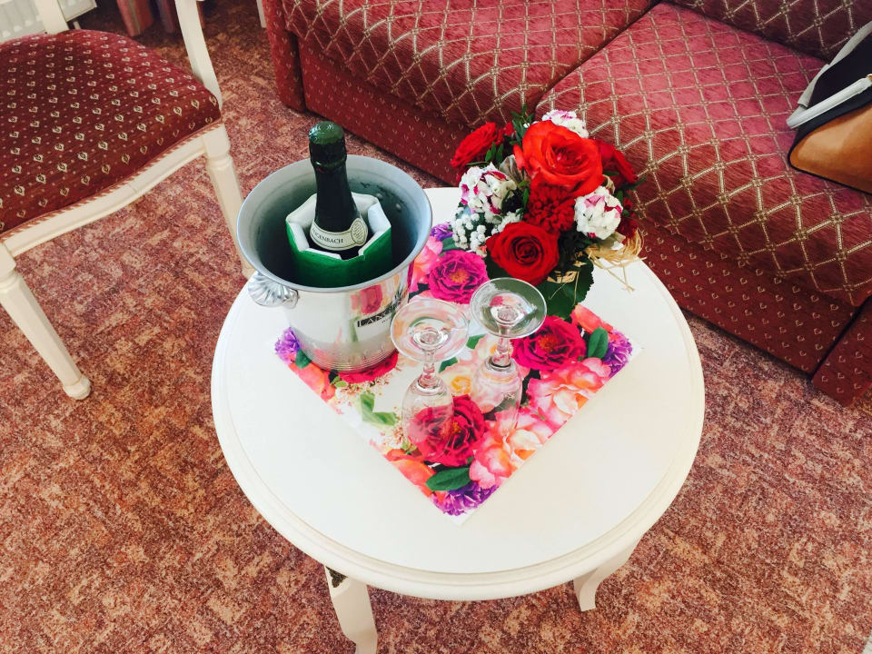 Sekt&Blumen zum Hochzeitstag Hotel Merkur