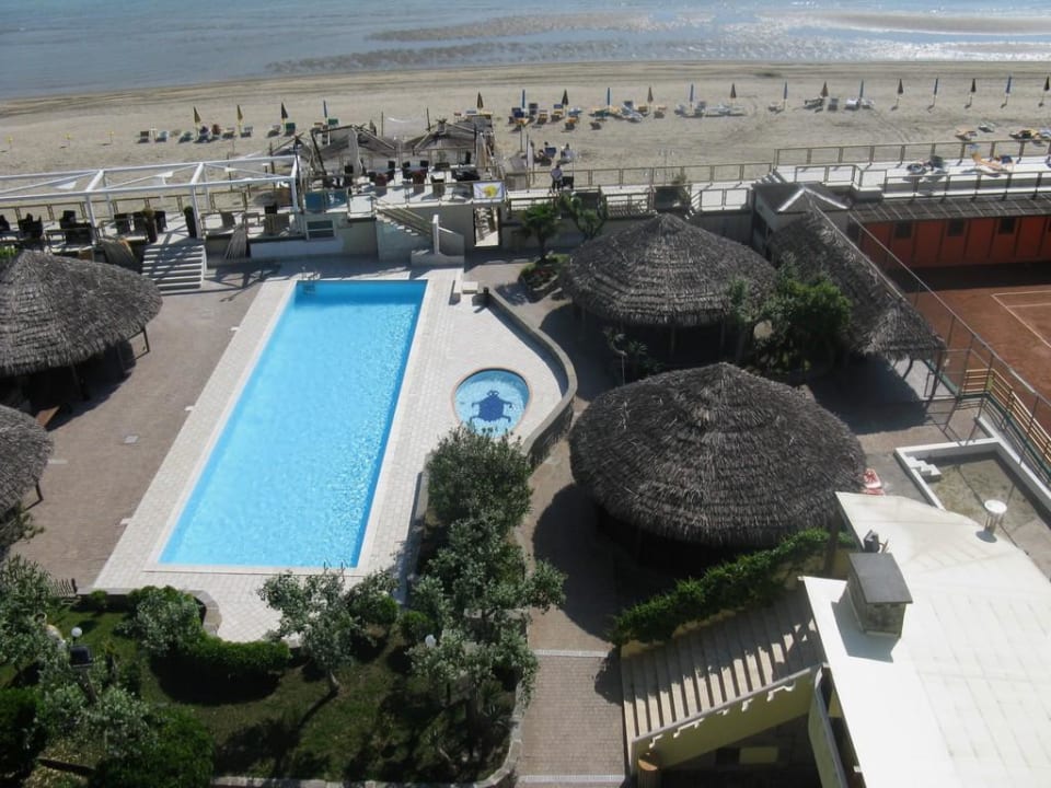 Blick vom 5.Stock auf Pool und Strand Grand Hotel Azzurra