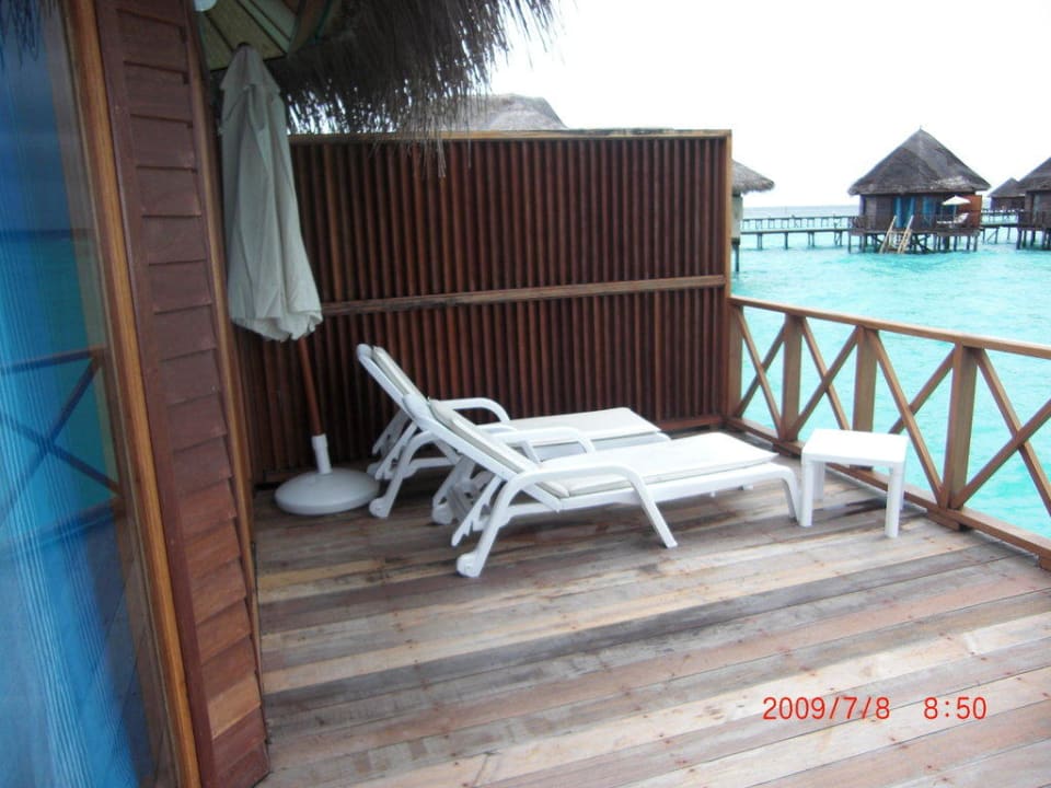 Unsere eigene Terrasse direkt über dem Meer Thulhagiri Island Resort