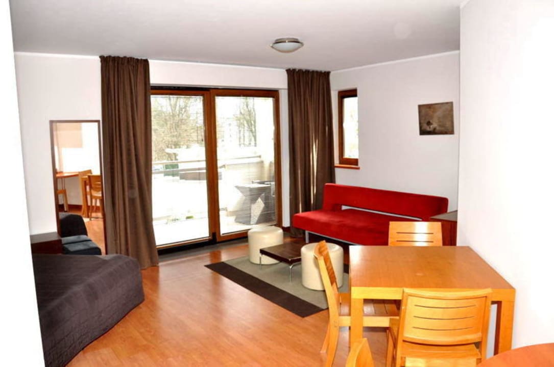 Grosszügiges Zimmer mit Sitzecke und Tisch Hotel Velaves Spa & Resort