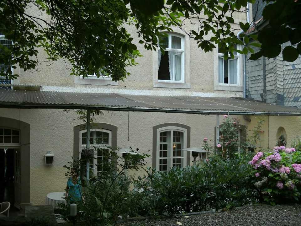 Ansicht vom Garten zur Terrasse Hotel zum Schwan
