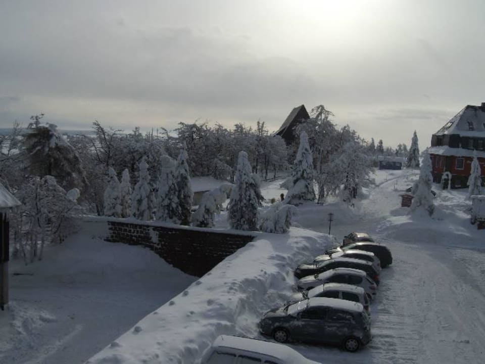 Hotelparkplatz vor dem Westflügel Hotel Lugsteinhof